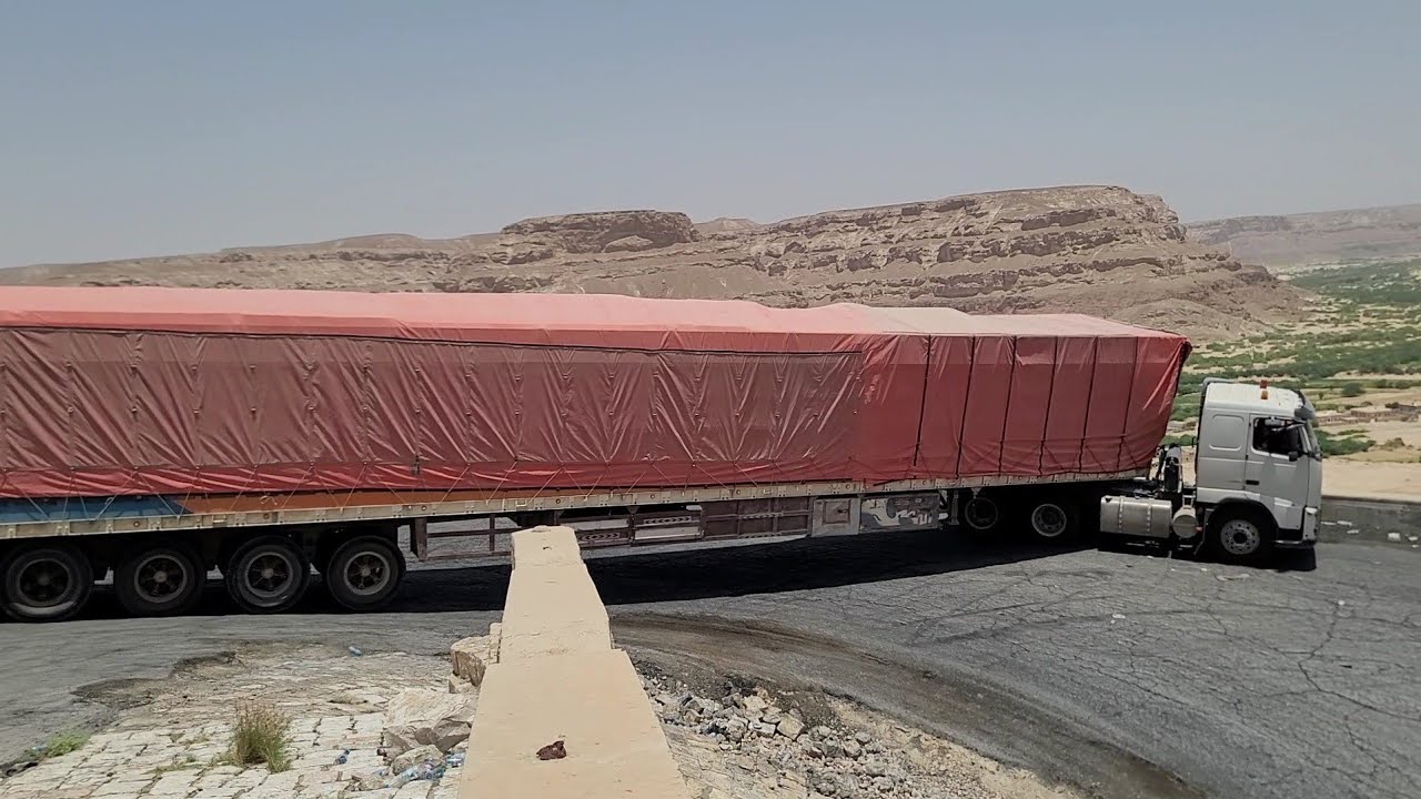 شاحنة 24 متر تنزل من عقبة حادة بحمولة ثقيلة!! شاحنات الطريق الوعرة