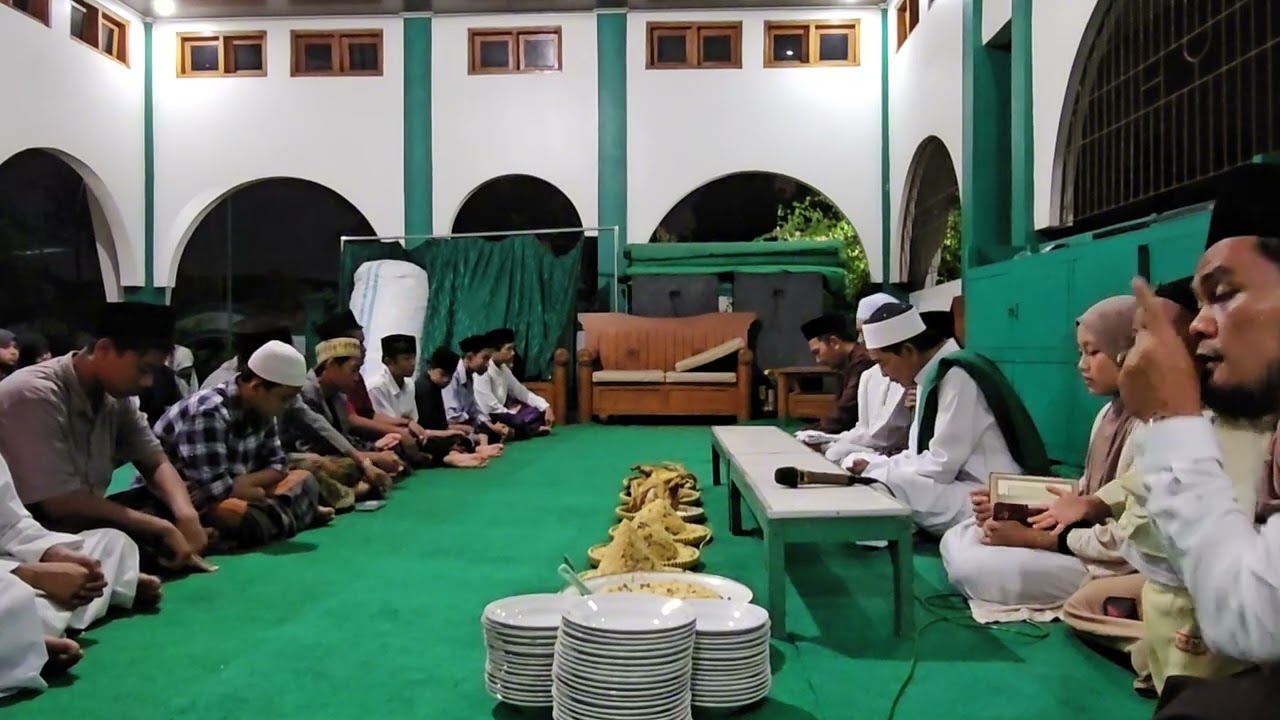 KHATAMAN AL-QUR'AN SANTRIWAN SANTRI WATI PONPES AL-BAROKAH YANG DI PIMPIN OLEH K.H. UMARUL YAHYA
