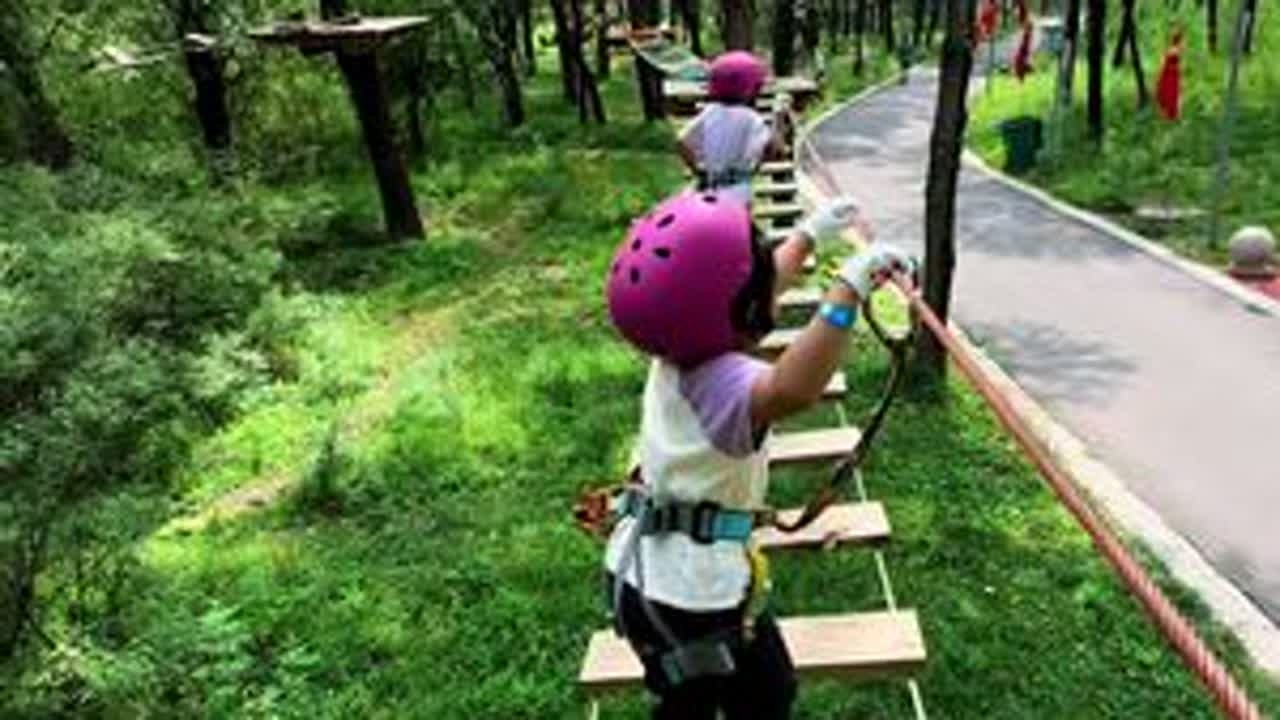 周末亲子遛娃好去处之飞奔奔树上探险乐园🎡七月三刷了说明是真的靠谱，一玩一个不吱声丛林探险，即锻炼了娃的协调性，又能让她远离电子屏幕家有上学的娃，家长才懂大户外的重要性…#飞奔奔树上探险乐...