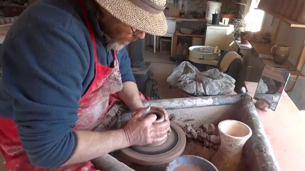 SIMON LEACH POTTERY TV - Making a garlic keeper pot !