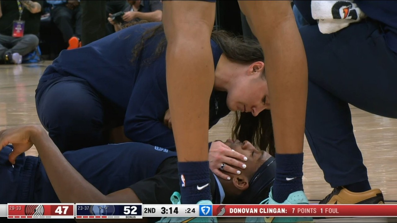 Donovan Clingan being ejected from the game off a hard elbow to the face of Olivier-Maxence Prosper