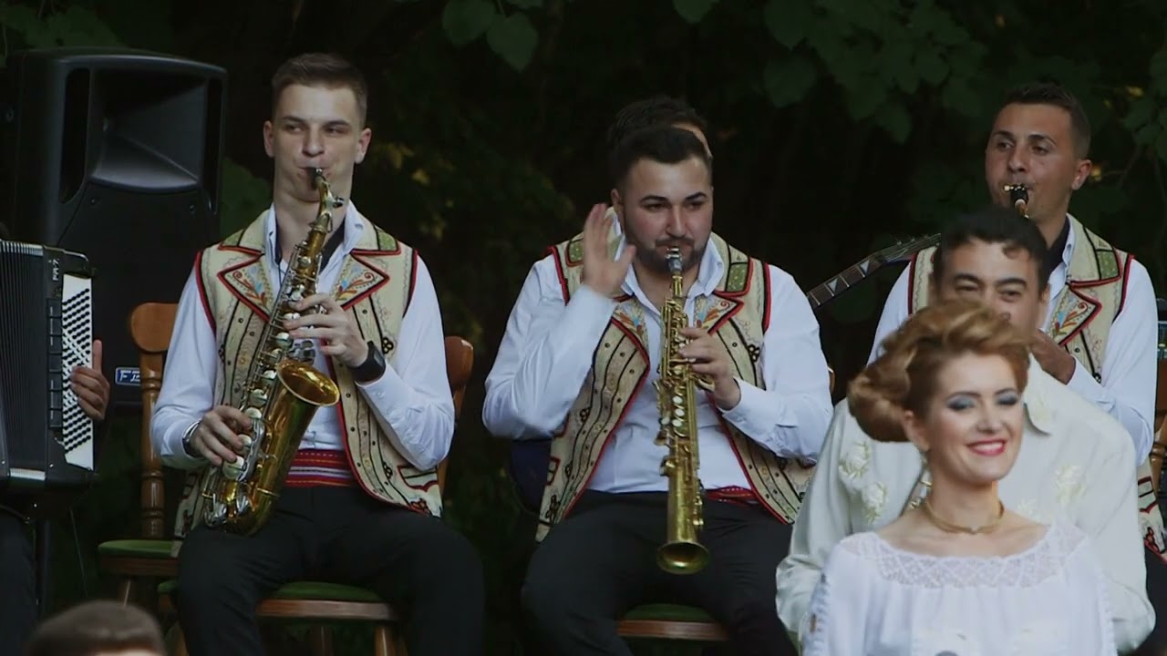 Maria Hurduzeu si Adi Jurca S-auge mandro prin sat