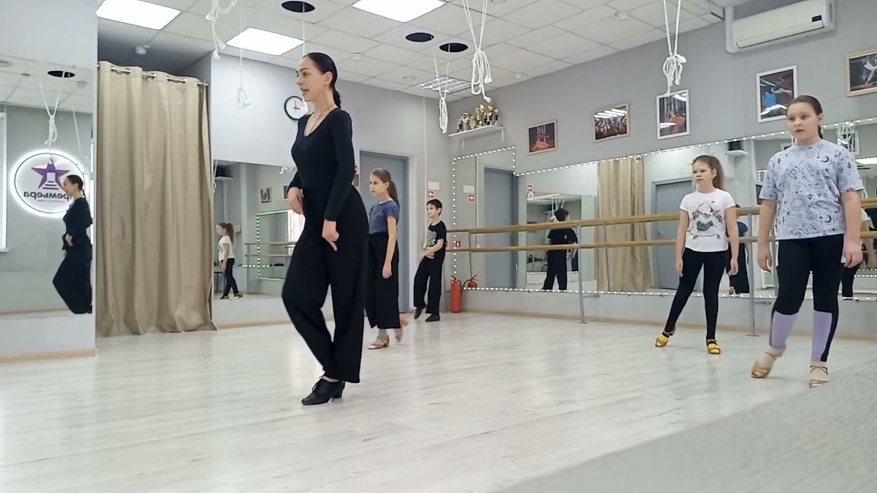 Чачача. Хип-твист и ронд шассе. Направления шагов.