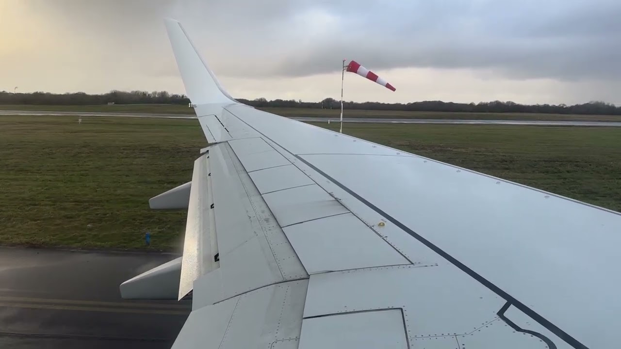 Boeing 737-800 Transavia takeoff from Brest