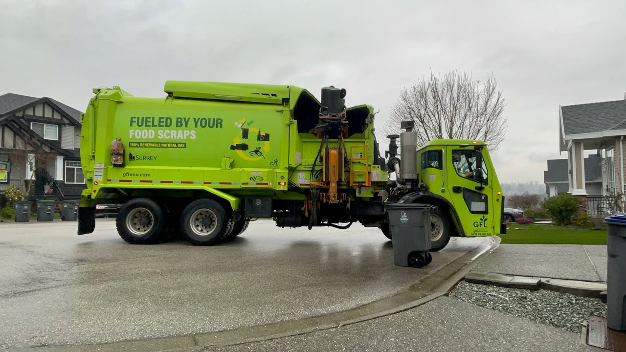 833097 Mack LR Labrie automizer on trash in light rain