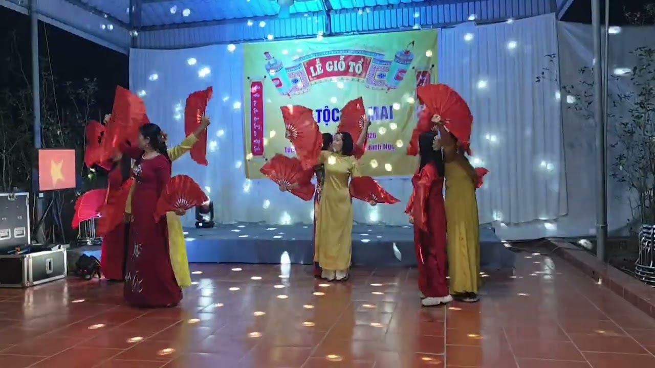 Con cháu họ Múa chèo Nhớ ơn tổ tiên nhân ngày giỗ tổ bản tộc họ Mai 