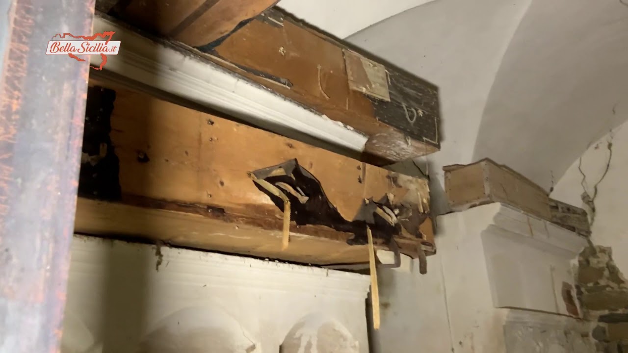 Stiamo per scendere nella cripta delle mummie di Pettineo - immagini forti