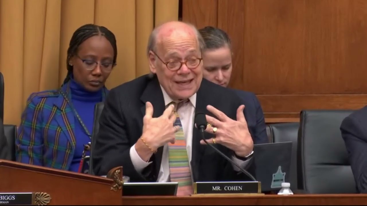 Член палаты представителей Коэн допрашивает свидетелей на слушаниях в подкомитете по судебным дел...