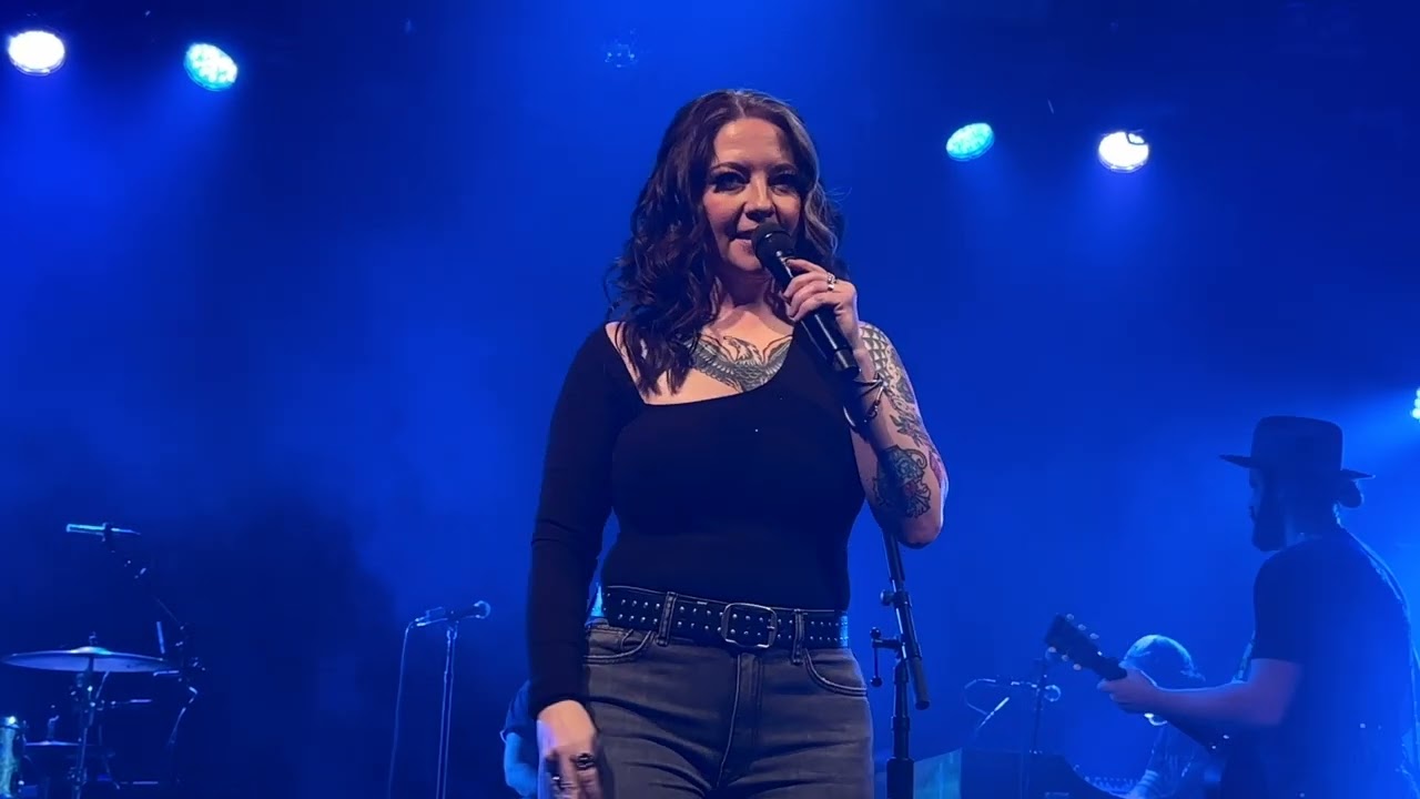 Ashley McBryde  - A Little Dive Bar in Dahlonega