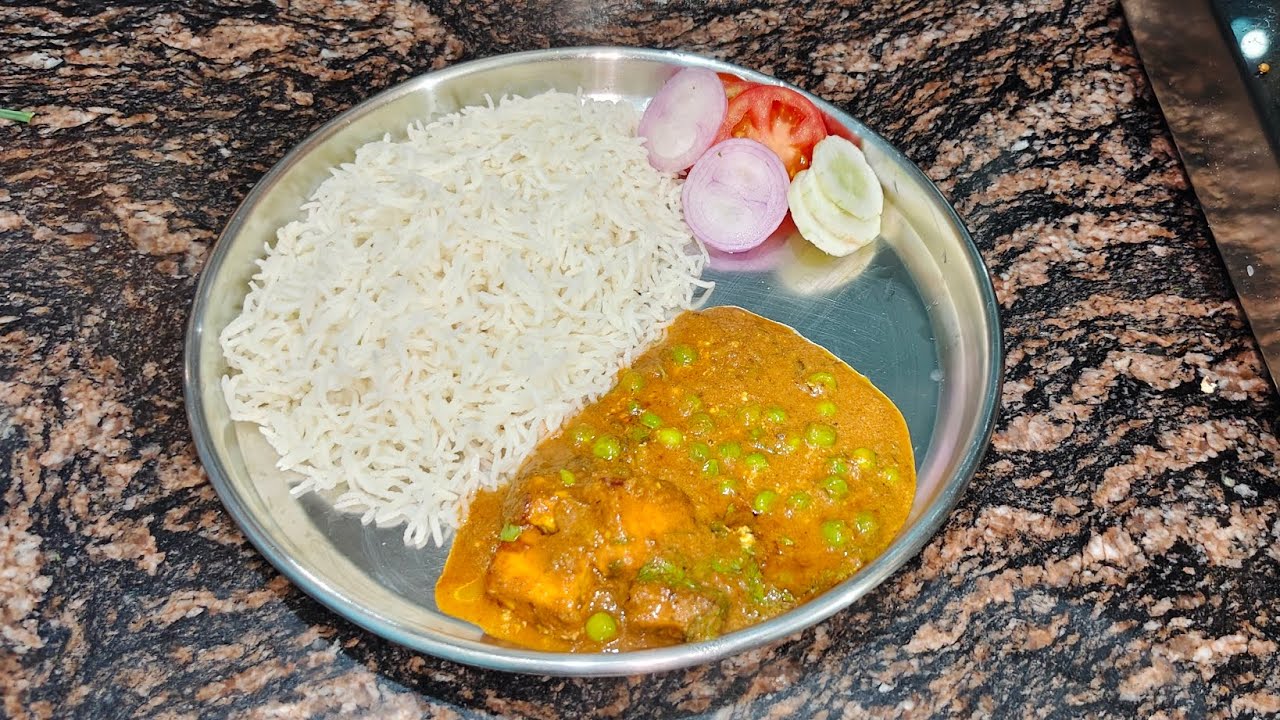 Subah ka khana mein humne banaya Shahi matar paneer ki sabji and chawal