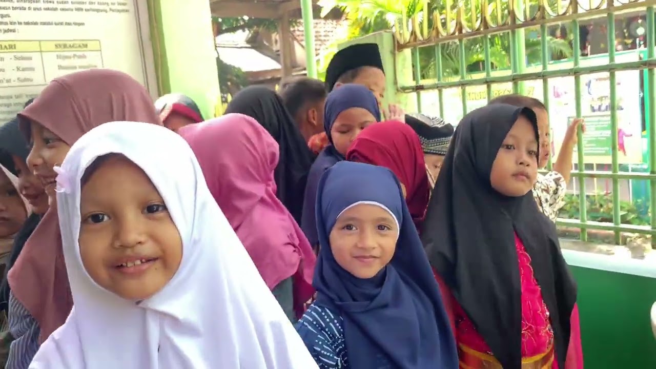 UPACARA BENDERA MEMPERINGATI HUT KOTA SIDOARJO || TK ROUDLOTUL BANAT BEBEKAN TAMAN