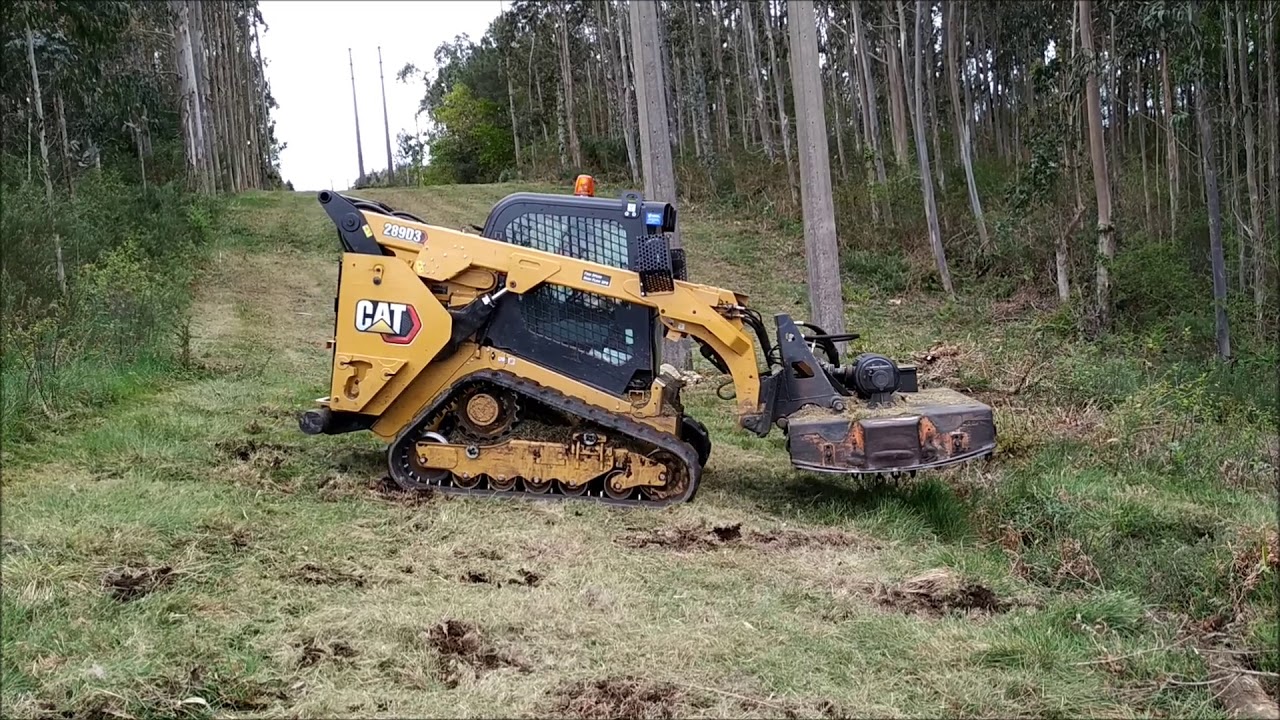 Minicargadora con desbrozadora