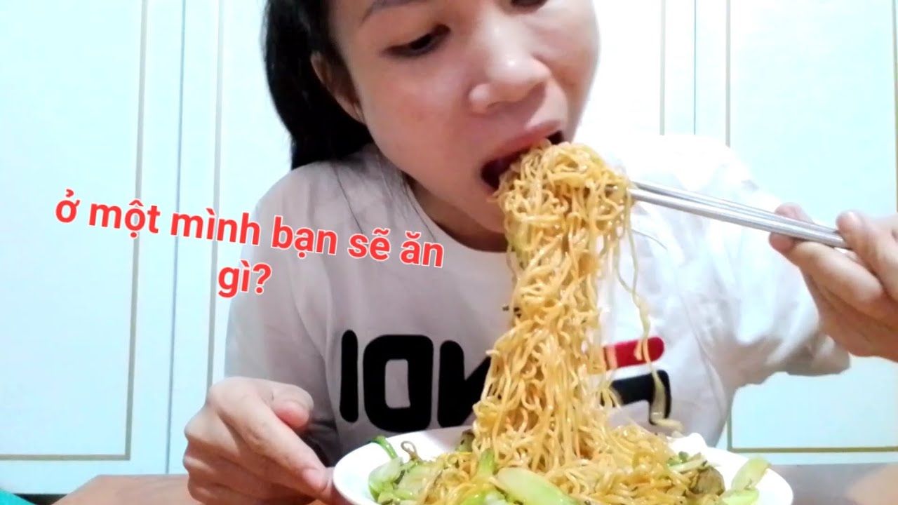 Buổi tối một mình, tắm cho mèo và ăn mì xào.