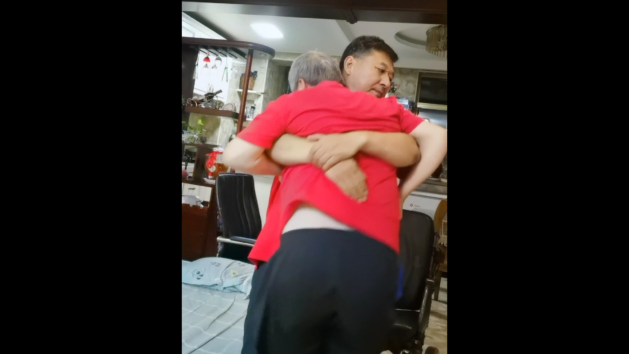 #热门 老婆卧床七年半了！生活完全不能自理。老公每天给老婆洗澡、泡脚、洗脸、洗衣又做饭。你们说怎么办？