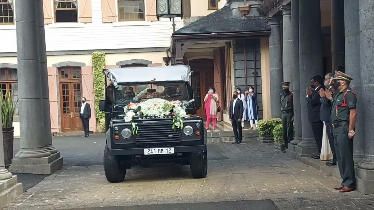 Le convoi mortuaire de Sir Anerood Jugnauth, passe devant la State House.