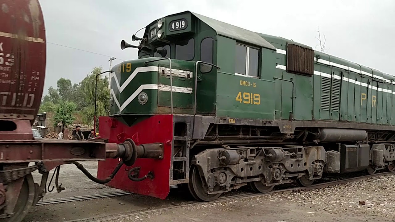New Couple of GMCU-15 4918 and 4919 leading loaded oil tankers in 29 km/h speed from Sanawan
