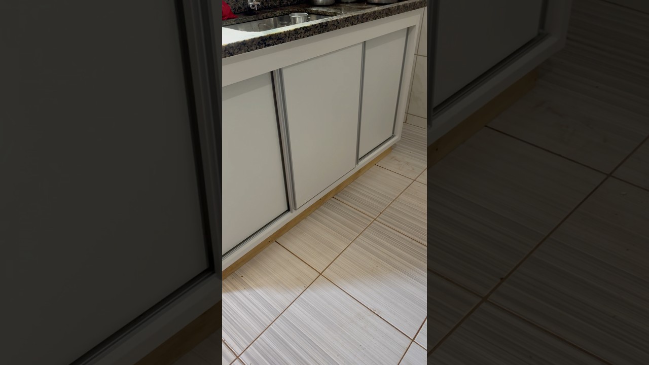 Arm&aacute;rio de pia com portas de correr. Arm&aacute;rio para cozinha. Balc&atilde;o de cozinha