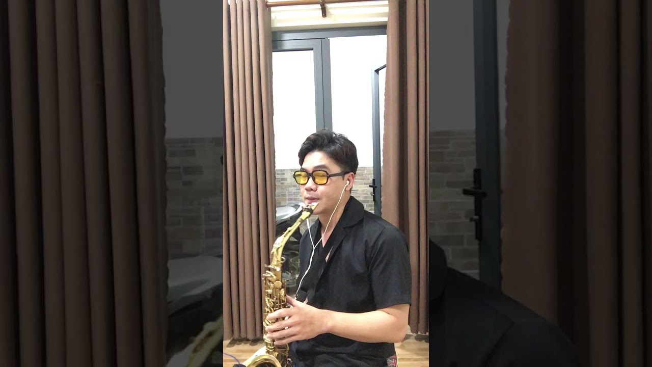 Cry on my shoulder - sax cover !!