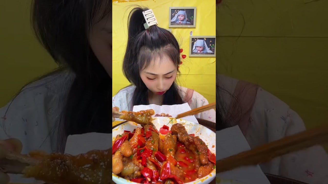 姐妹们下午好，今天吃这个虎皮凤爪，软烂入味，一口脱骨太香了……#脱骨鸡爪 #这一口好过瘾 @逗逗🍜🍖