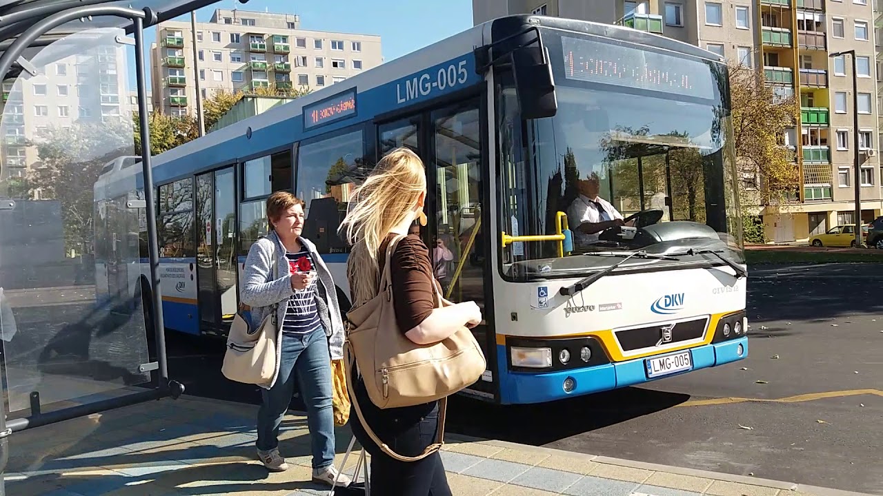 Buszok és villamosok a Doberdó utcán Debrecenben