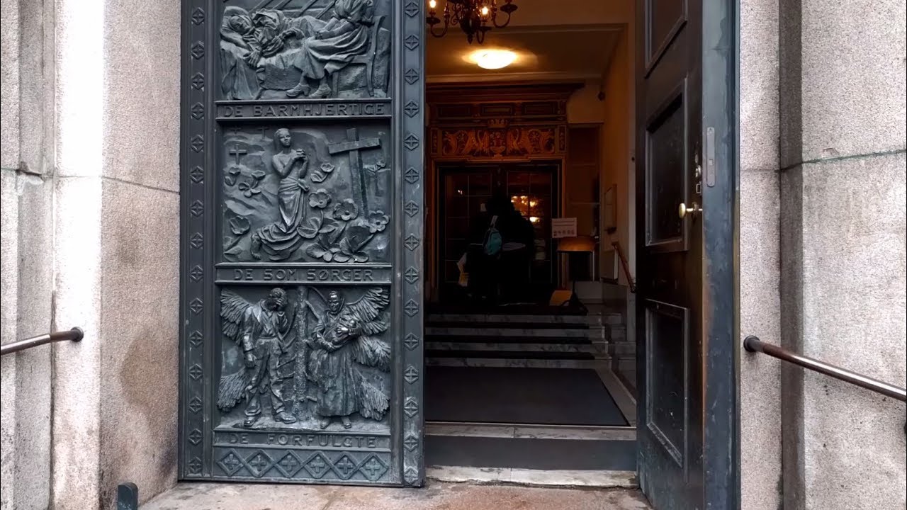 Visiting the Oslo Cathedral (Oslo Domkirke) in Oslo, Norway