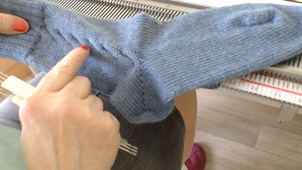 Chaussettes avec une torsade le long de la jambe