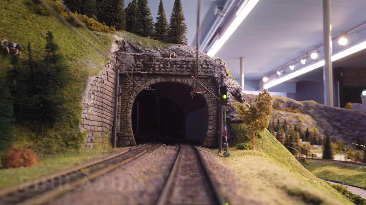 Trenes eléctricos en escala HO: Viaje en la cabina del tren en una hermosa maqueta ferroviaria