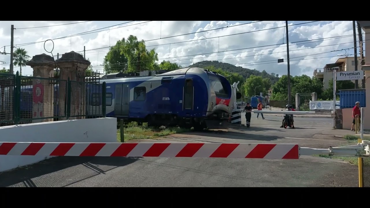 Passaggio a livello ad Arco Felice (Pozzuoli). Railway crossing in Arco Felice (Pozzuoli).