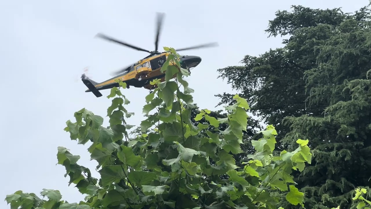 L'arrivo dell'elicottero della Guardia di Finanza sopra la caserma di via Pasubio a Varese