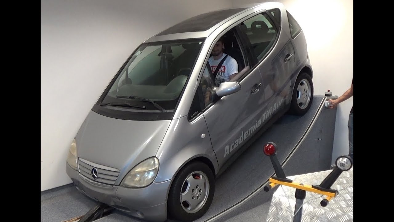 Simulare accident auto cu un obstacol stationar.