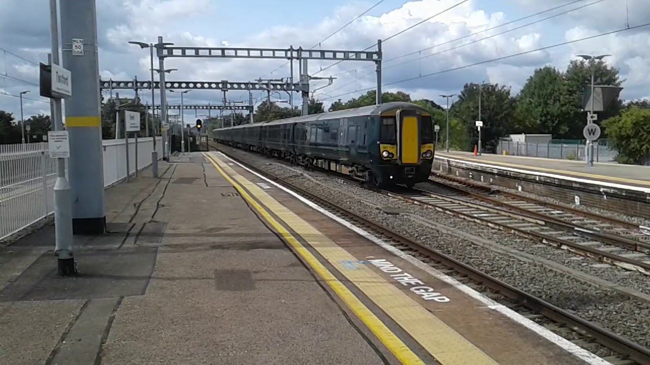 Trains at: Twyford, GWML, 25/08/18