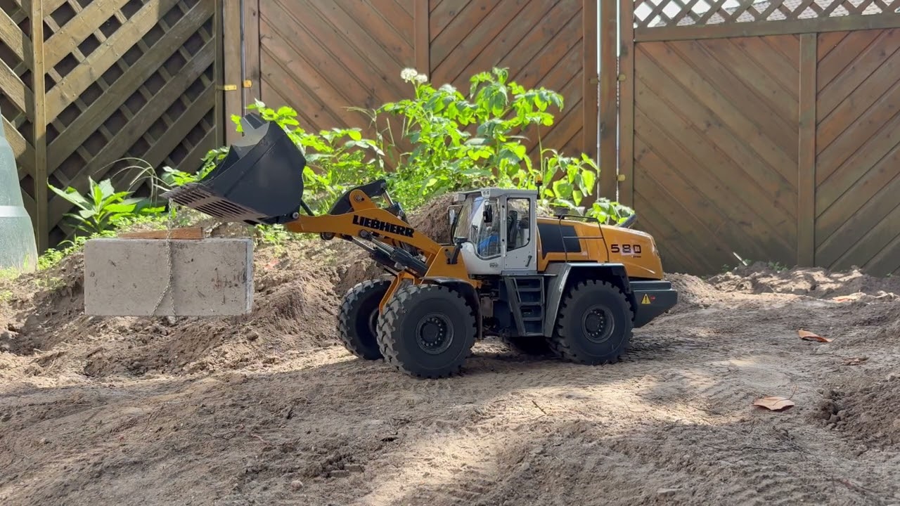 RC Loader Liebherr 580 and Articulated Truck Volvo A40G - XDRC - set up loading point