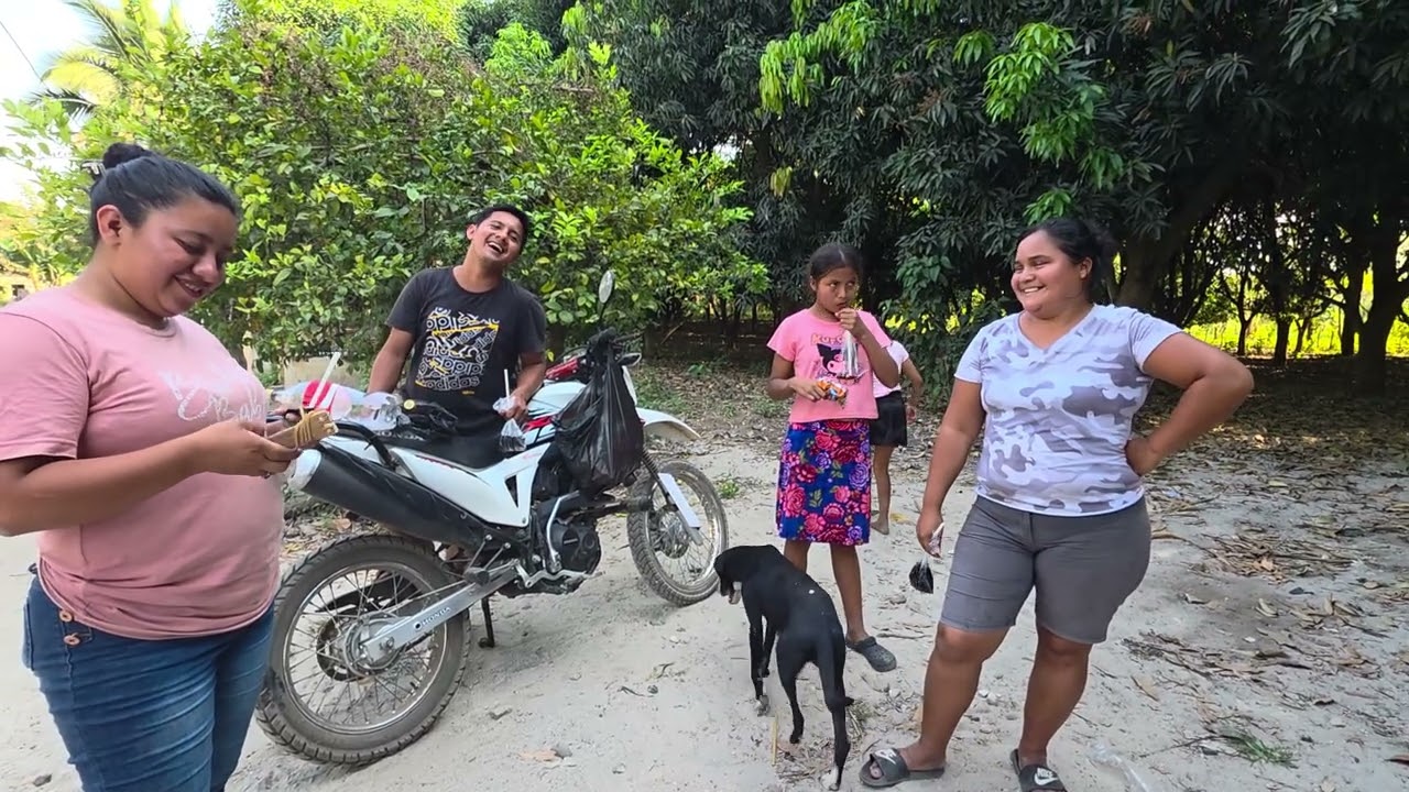 Mingo Maili y Juana feliz compartiendo la chamorra. 