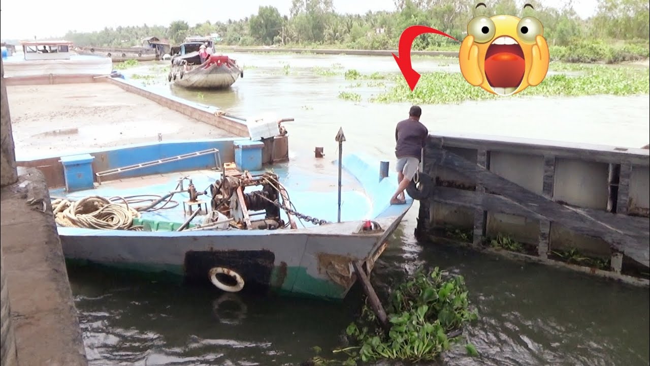 [642] Сильный мужчина толкнул стальные ворота, чтобы лодка могла войти, что было очень опасно.