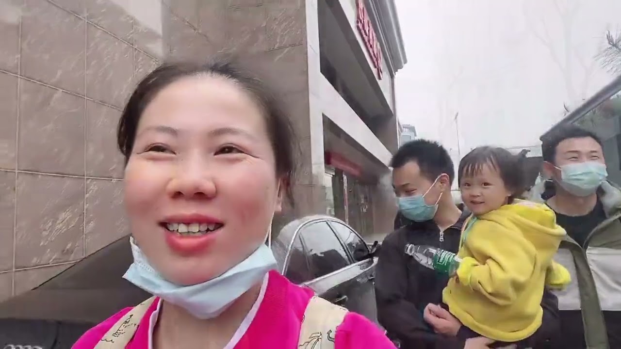 小娜和圆子带上老公孩子一起出游，说走就走就是要趁年轻，美丽的西安我们来了#说走就走的 #旅行 #西安