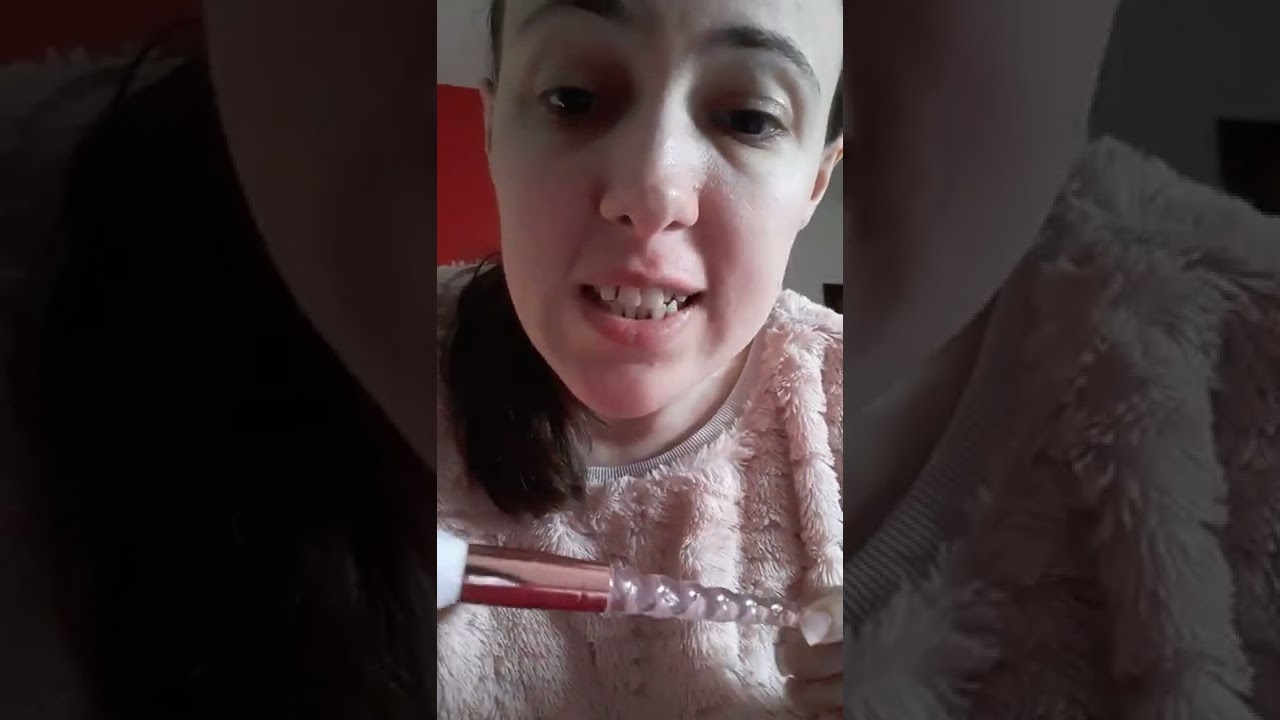 saluti brushing camera e carezze asmr ita richiesto