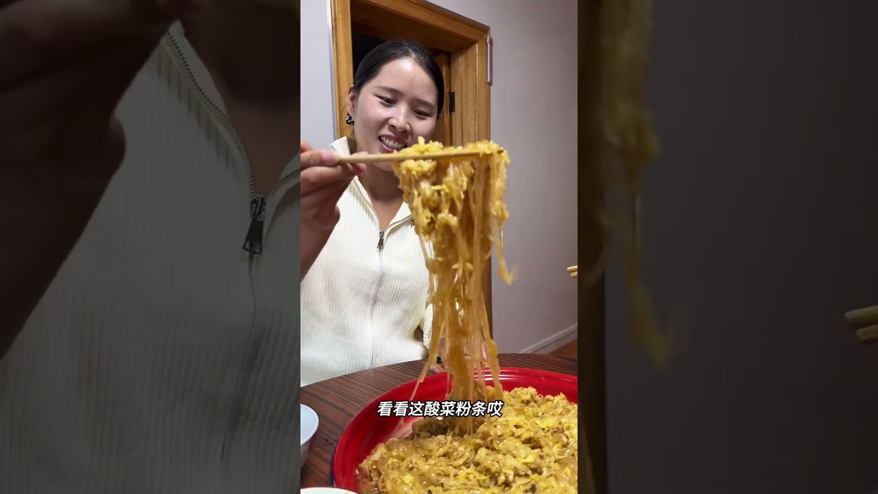 东北农村的猫冬生活，今天大锅呼肘子，再来个酸菜粉条，暖暖和和的美食太爱了。#东北农村的猫冬生活 #天冷了吃点啥 #铁锅呼肘子 #东北都藏着哪些美食 #冬天就得吃炖酸菜
