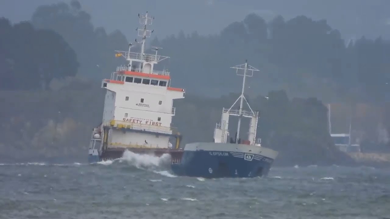 Manuver Cantik Kapal Kargo Ikuti Gelombang Teluk A Coruna #ship #ships #shipping