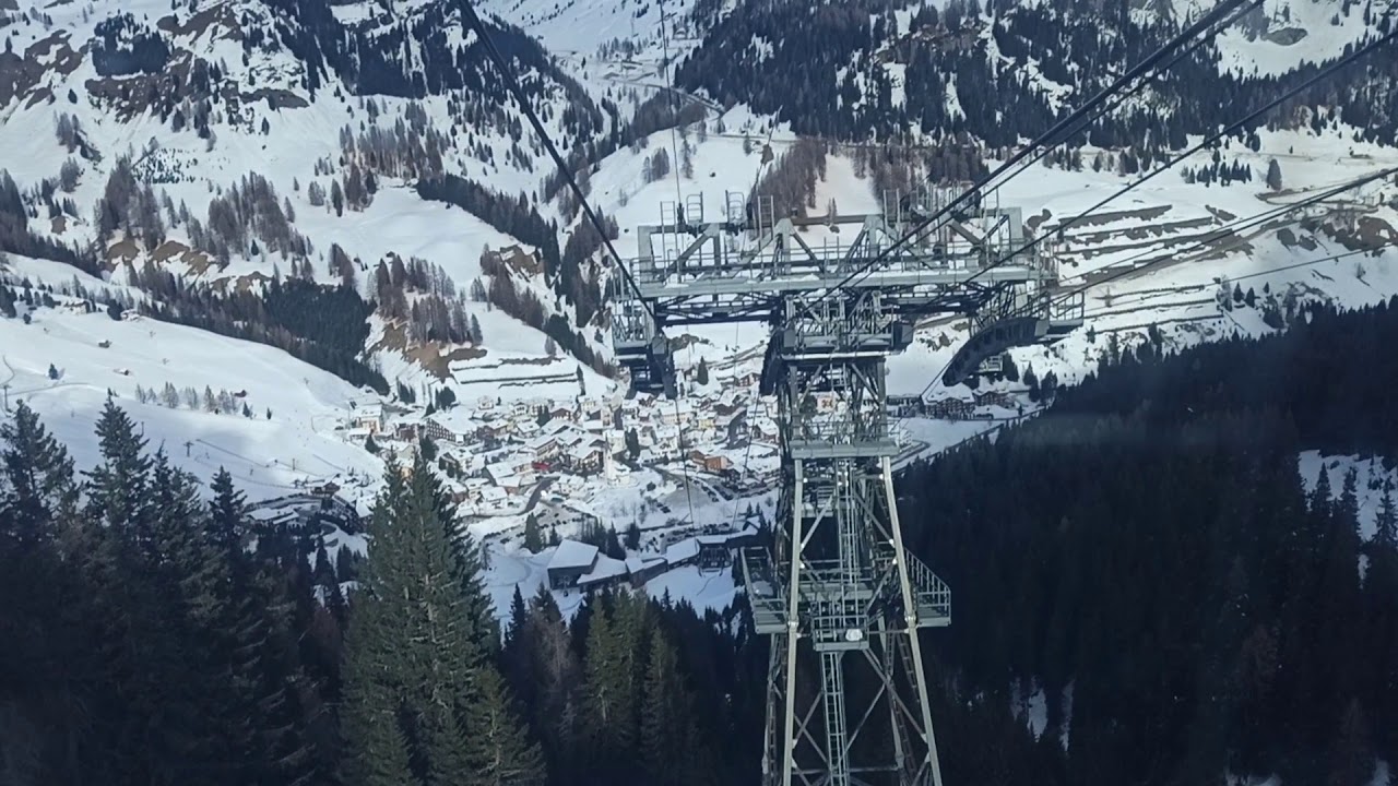 Dolomity. Zjazd kolejką z Porta Vescovo do Arabba.