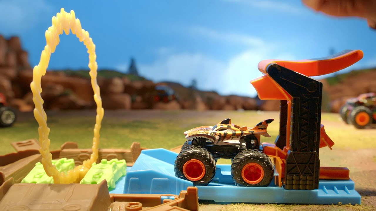 Hot Wheels&reg; Monster Trucks Stunt Tire&trade; Play Set