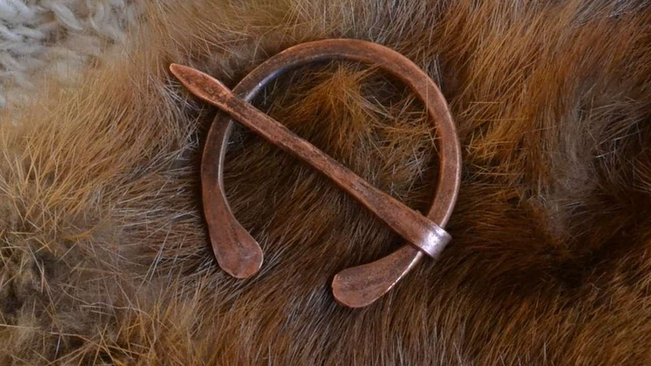 How To Make A Celtic Penannular Brooch - DIY Crafts Tutorial - Guidecentral