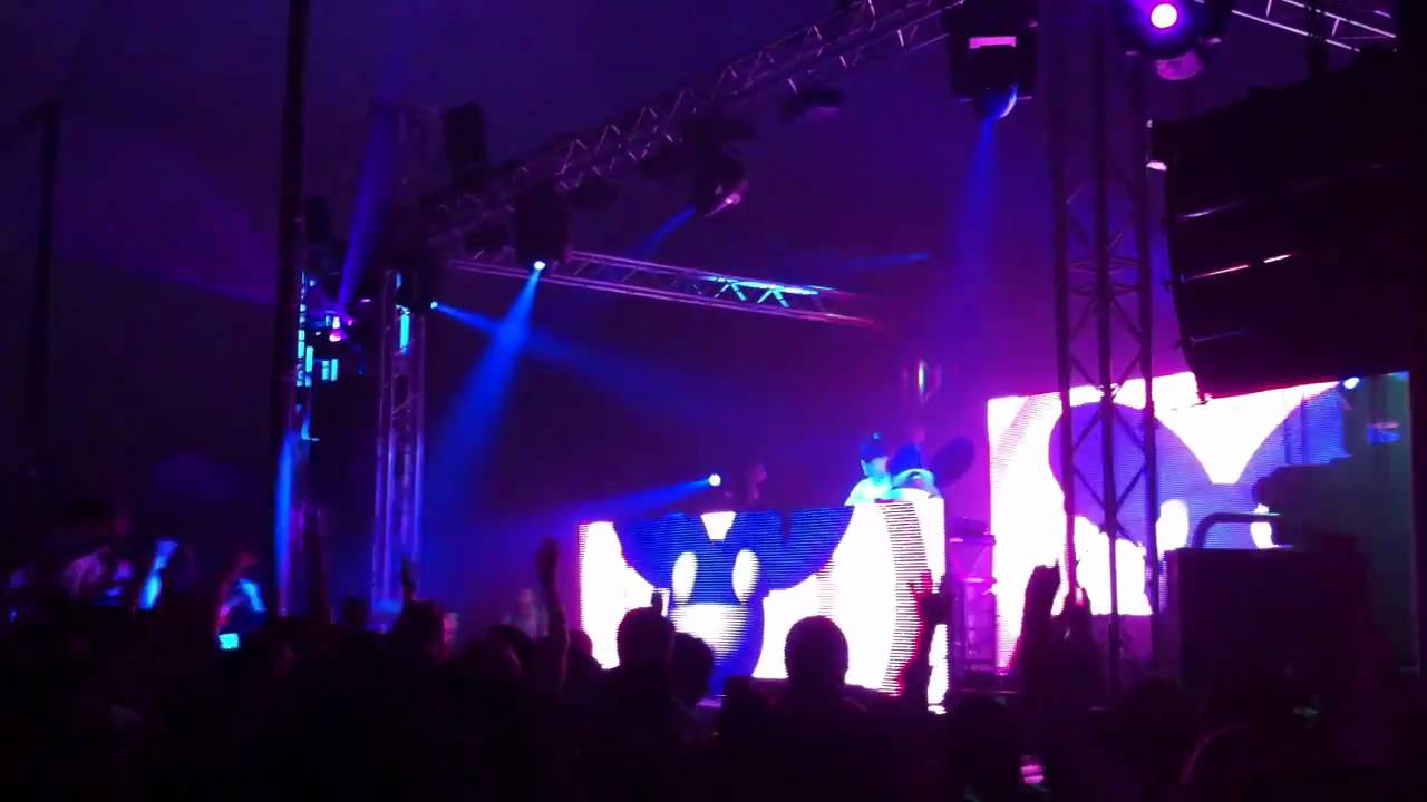 Deadmau5 - My Name is Skrillex Remix (Live @ UWO Homecoming)