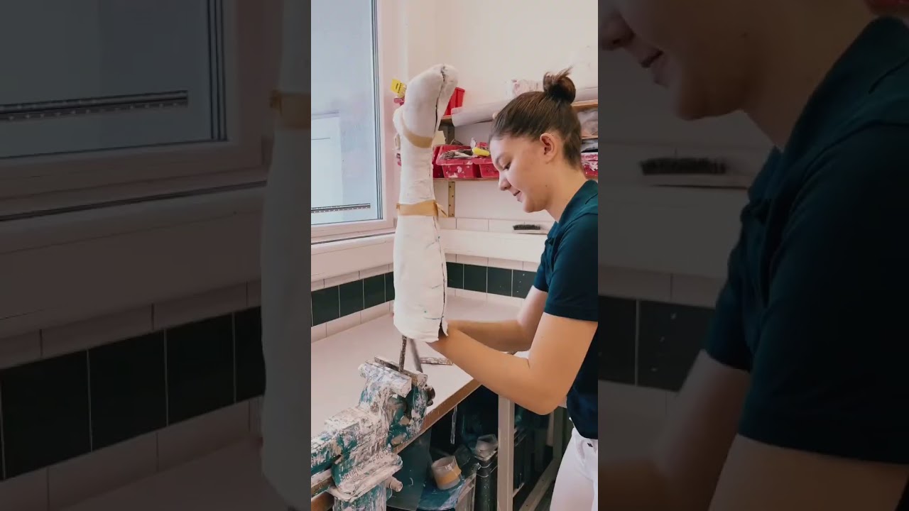 Neue Orthese. Aufgrund eines Schlaganfalls kann der Fu&szlig; nicht mehr angehoben werden.