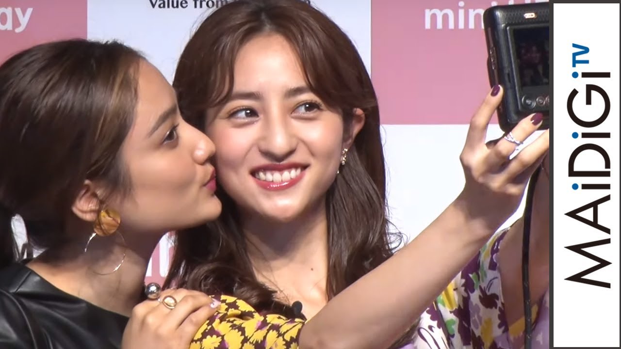 堀田茜＆谷まりあが仲良すぎ！セルフィーでキス寸前　「instax チェキ」新製品発表会