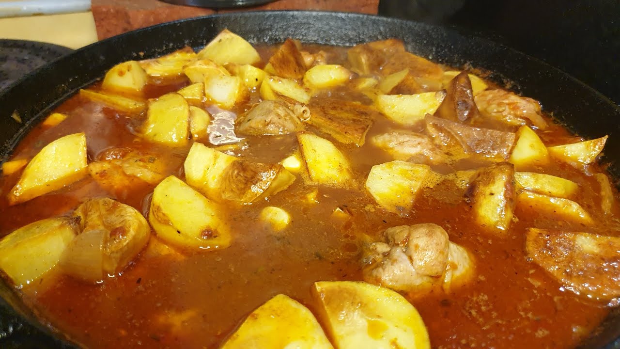 Мамин рецепт: Картофельный подлив с курицей, который просят все.