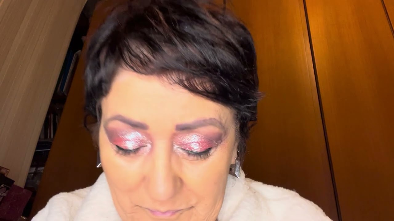 Ecco un make-up scintillante e completo 😘❤️🎄