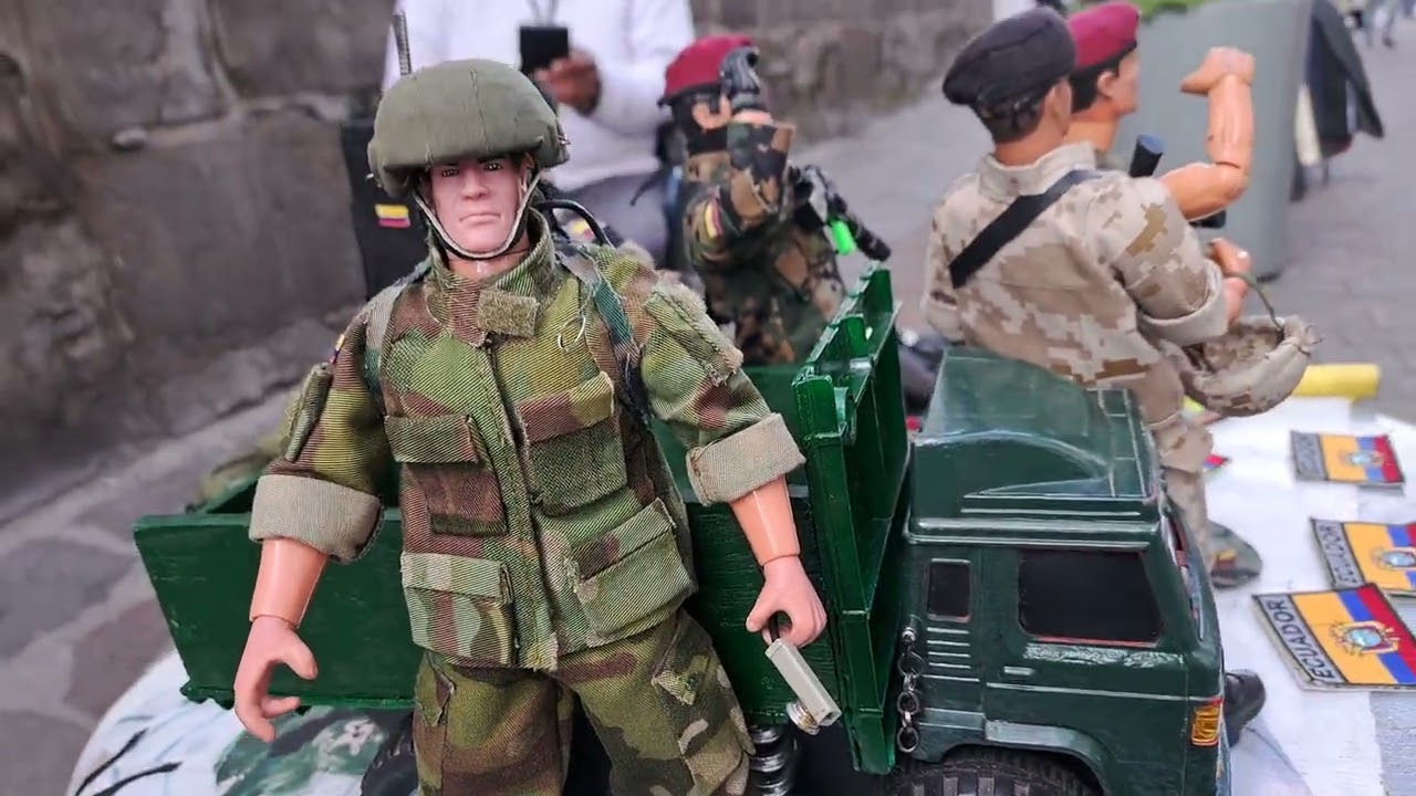 Vendedor de cosas militares en miniatura, en el centro de Quito.