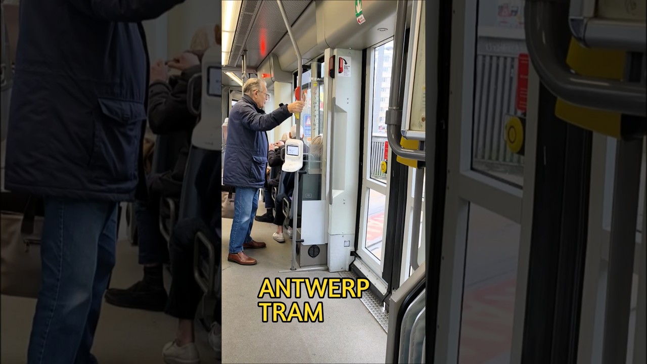 Caution ⚠️ Antwerp tram doors closing with passengers #antwerp #public transport