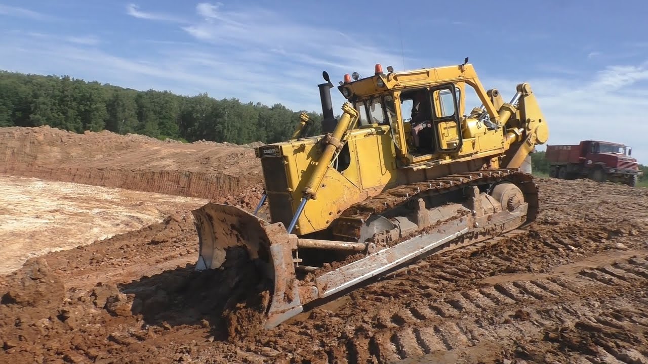 Легендарный бульдозер Komatsu D355A работает в карьере. Часть 2