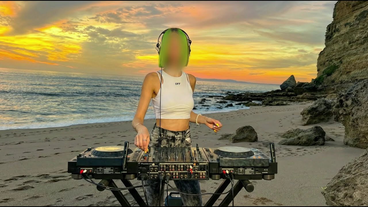 Miss Monique - Melodic Techno & Progressive House Live Set | Sweetes Girl